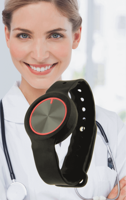 Aerztin-mit-TMS-SafeDot-e1739391420930-410x650-1